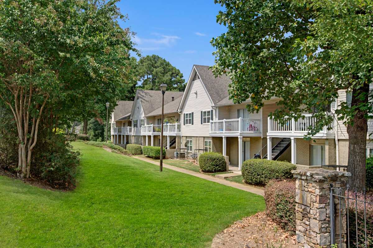 Dunwoody Glen building exterior and landscaped lawns - Atlanta, GA