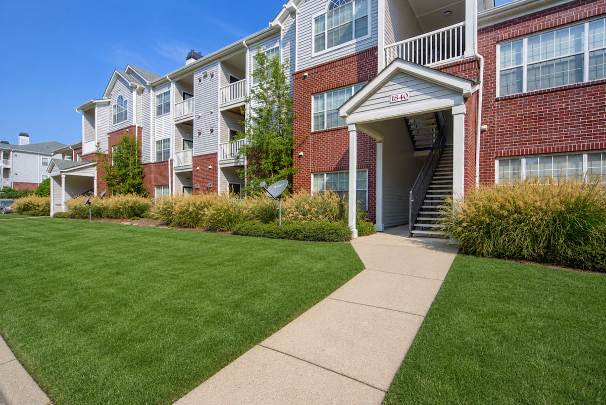 Enclave at Wolfchase apartment building exterior - Memphis, TN