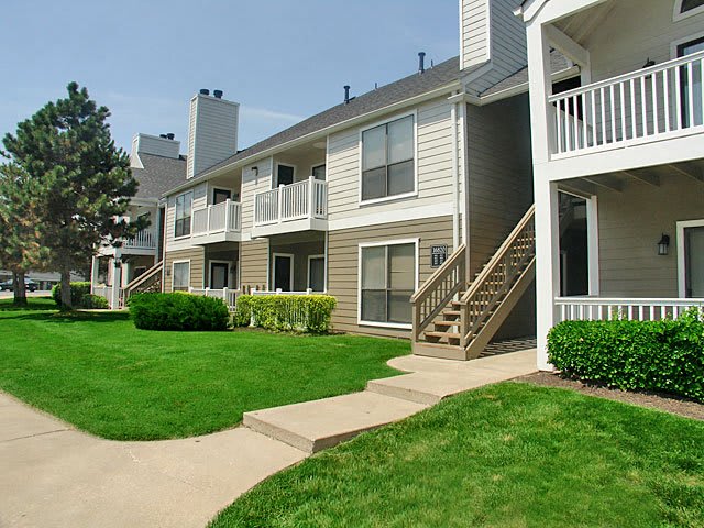 Hampton Woods exterior building and landscaped grounds - Shawnee, KS