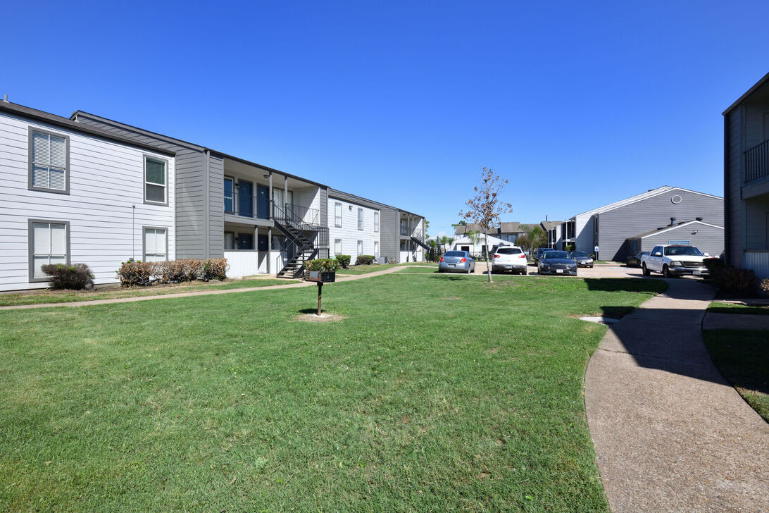 Normandy Woods landscaped lawn area - Houston, TX