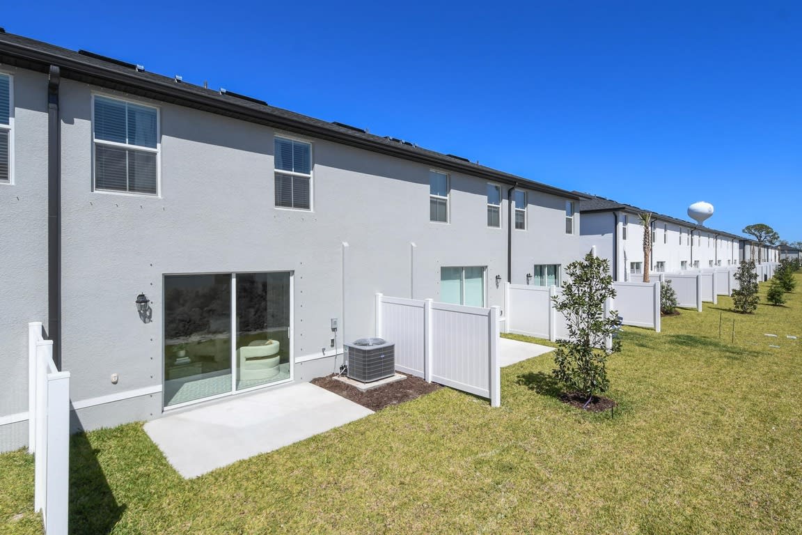 Cantabria green lawn outdoor area - Bradenton, FL