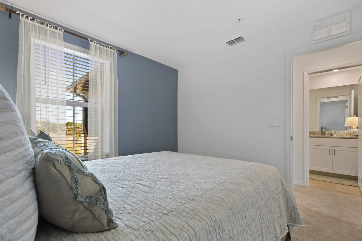 Cantabria bedroom with bathroom - Bradenton, FL