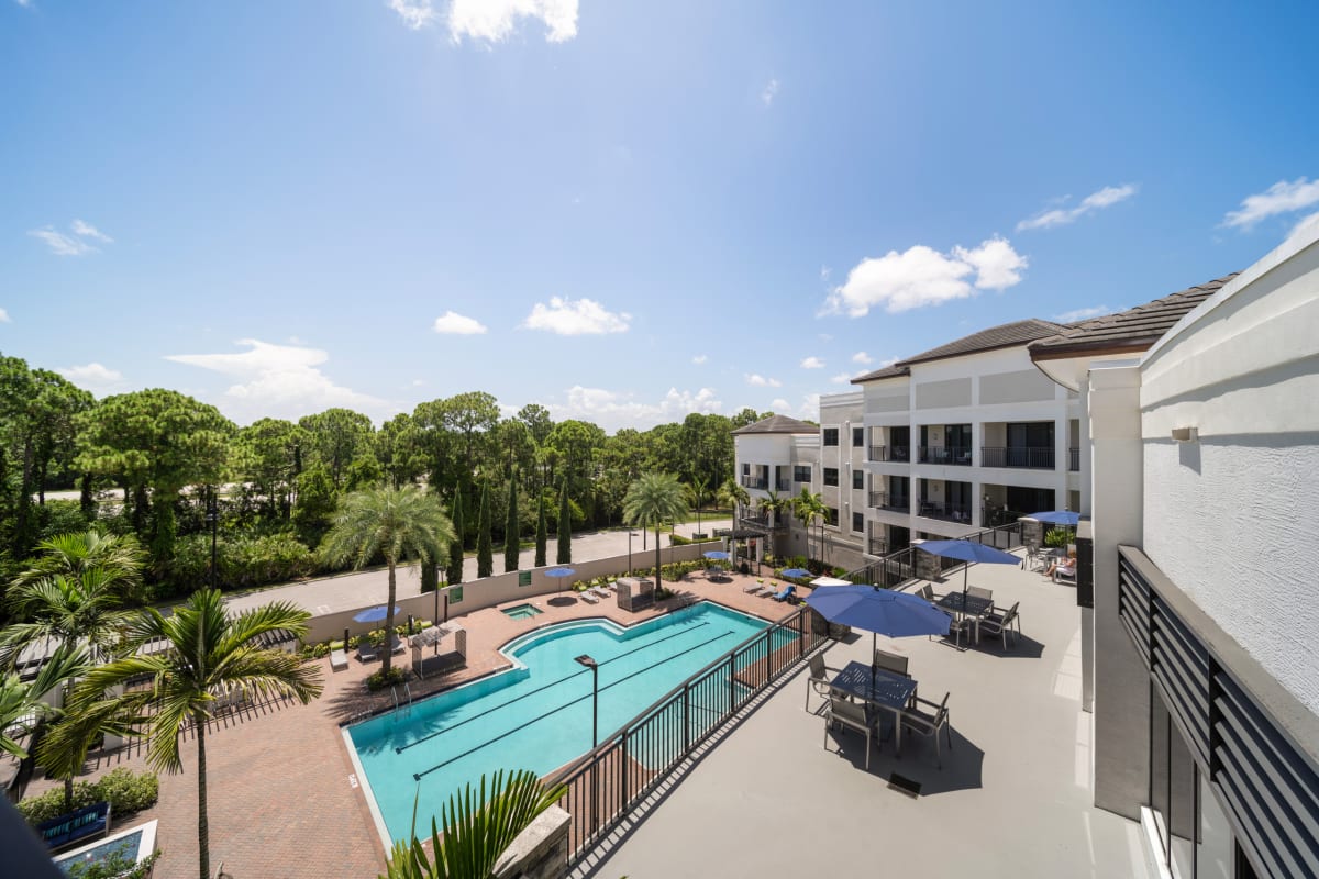 Central Gardens Grand aerial view of pool deck - Palm Beach Gardens, FL