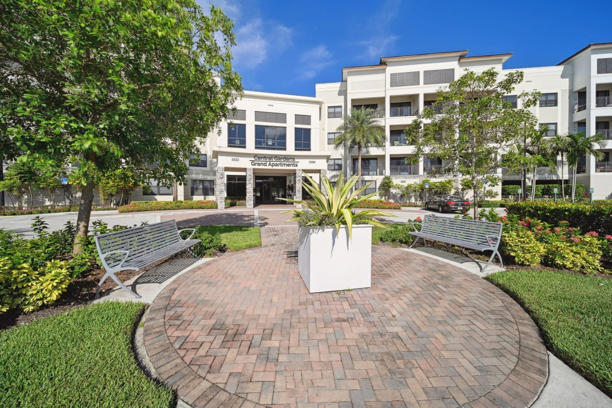 Central Gardens Grand entrance driveway - Palm Beach Gardens, FL