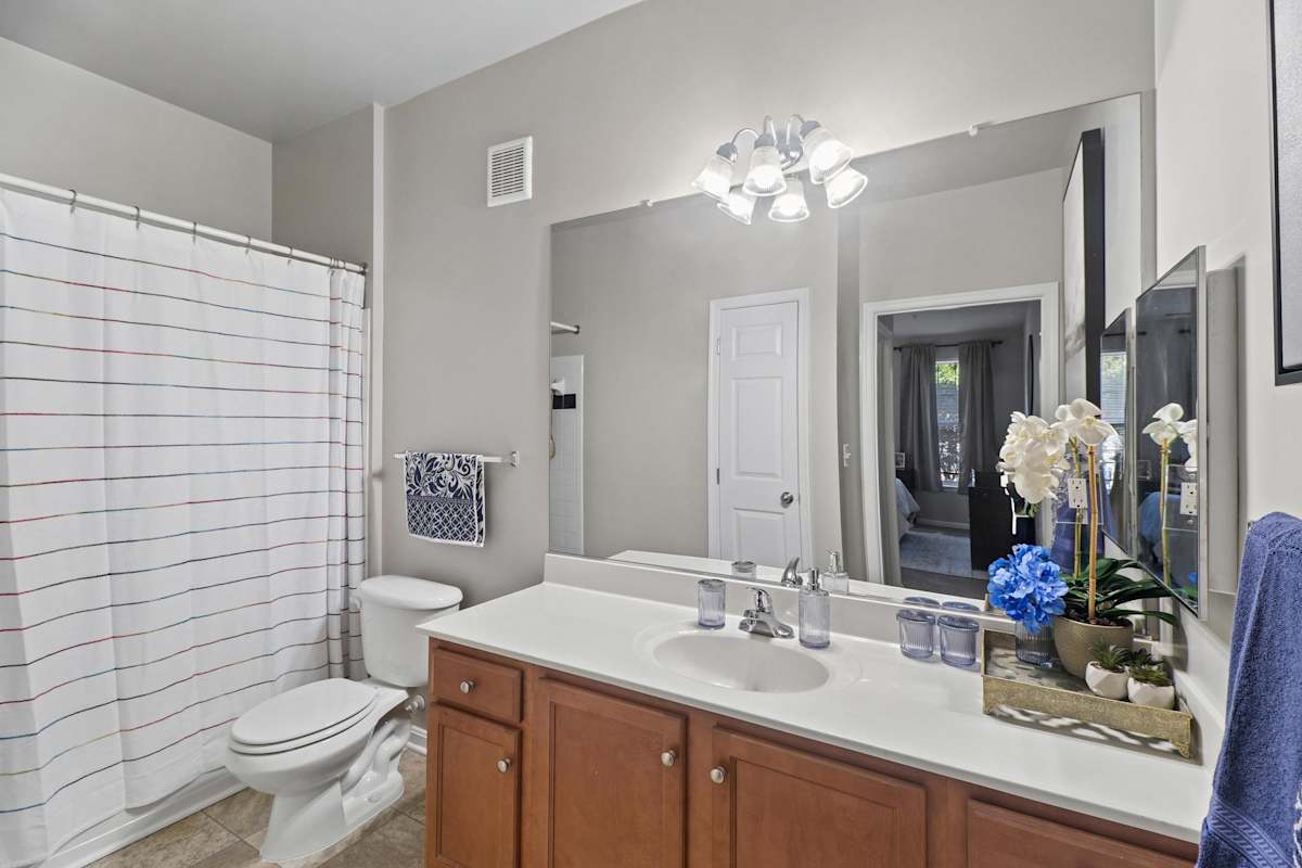 Chesapeake Ridge Apartments bathroom with soaking tub - North East, MD