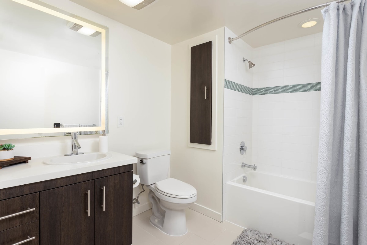 Gibson Santa Monica model bathroom - Santa Monica, CA
