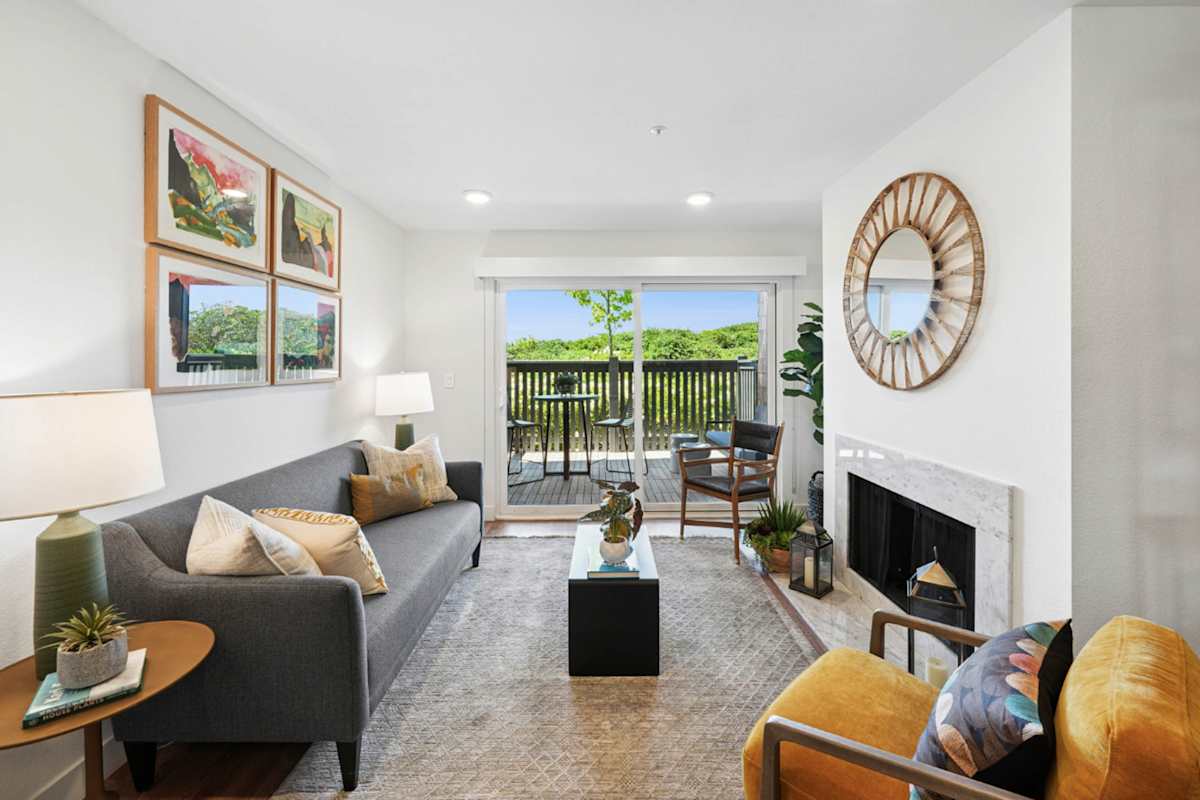 Indian Creek Apartments living room - Redwood City, CA