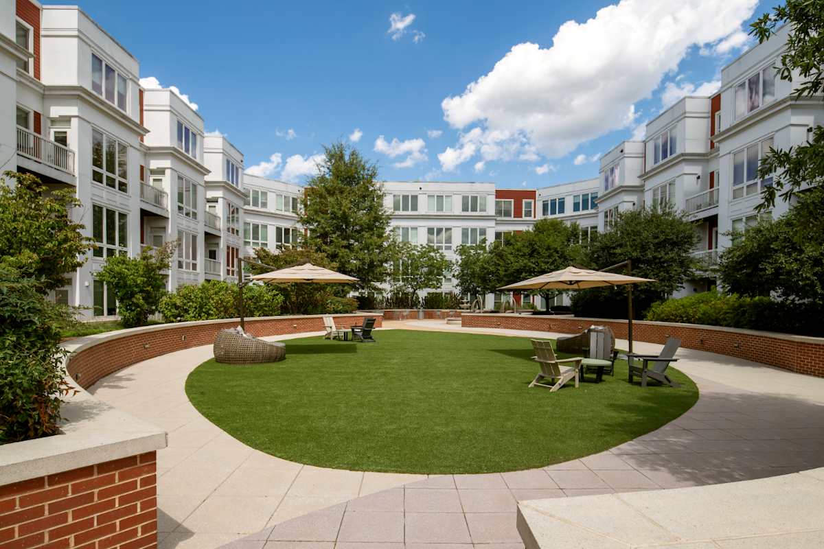 The Kingsley outdoor courtyard lounge seating - Alexandria, VA