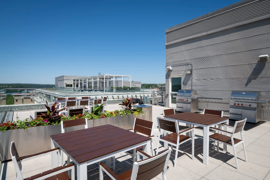 Residences on the Avenue rooftop grilling and dining area - Washington, DC