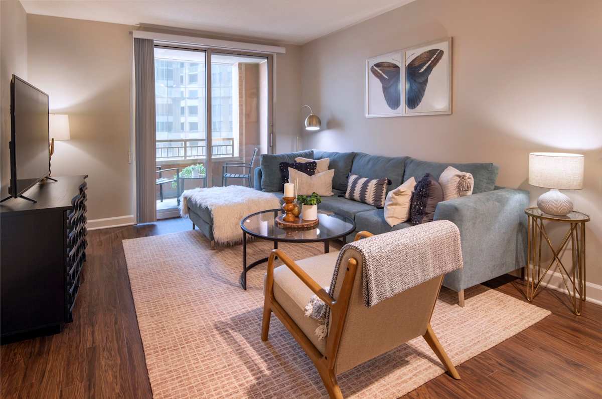 Spinnaker Bay at Harbor East apartment living area - Baltimore, MD