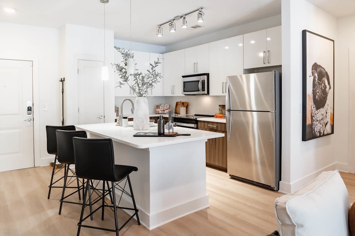 Steelworks apartment kitchen with tile backsplash - Atlanta, GA
