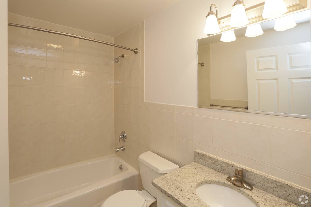 Mariners Landing guest bathroom with tub - Edgewater, NJ