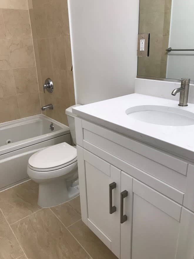 Mariners Landing apartment bathroom - Edgewater, NJ