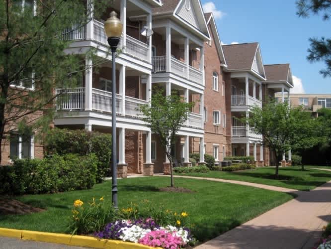 Mariners Landing buildings and landscaping - Edgewater, NJ