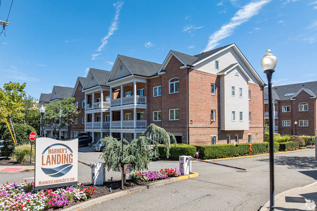 Mariners Landing community entrance - Edgewater, NJ