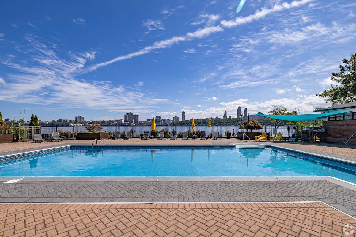 Mariners Landing pool with skyline view - Edgewater, NJ