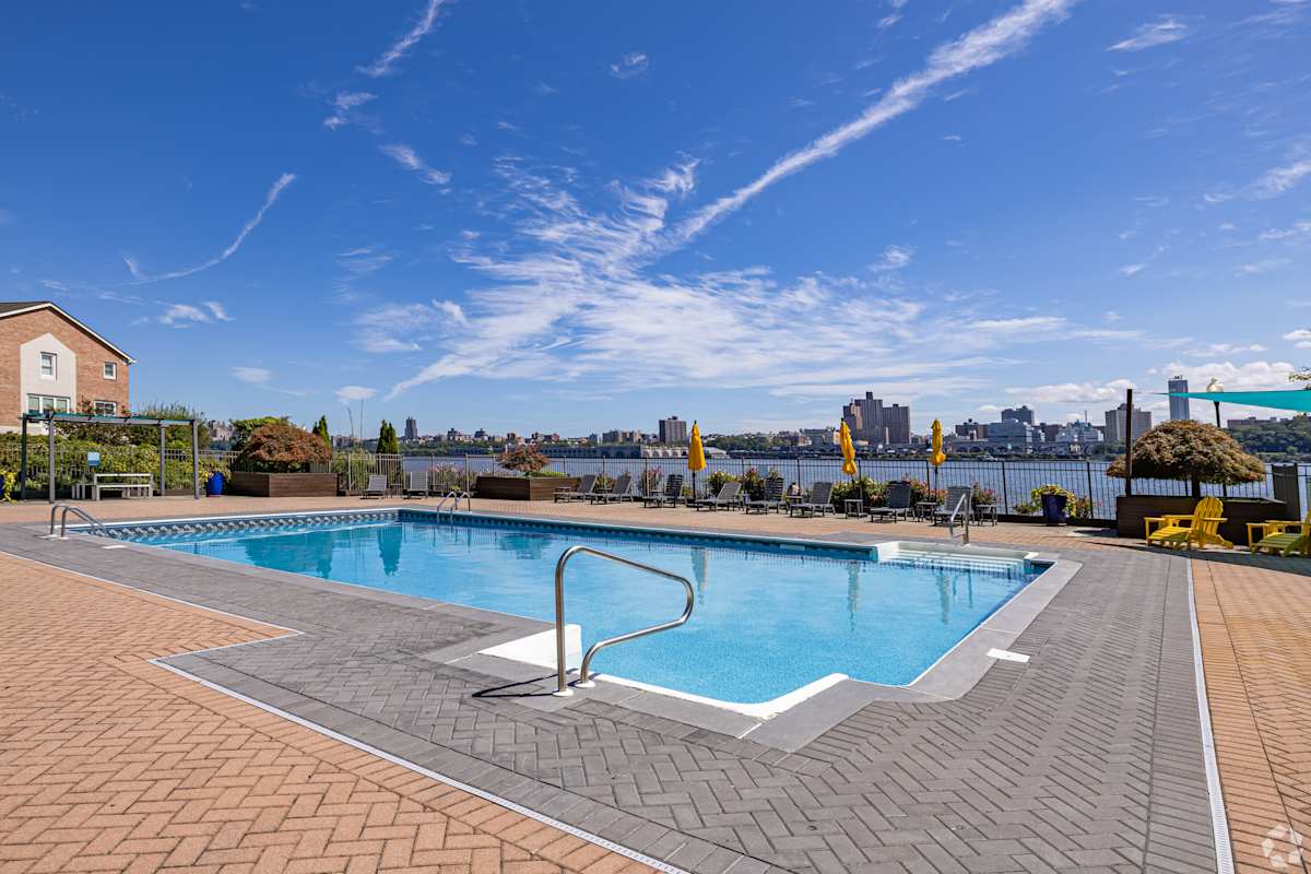 Mariners Landing outdoor pool - Edgewater, NJ