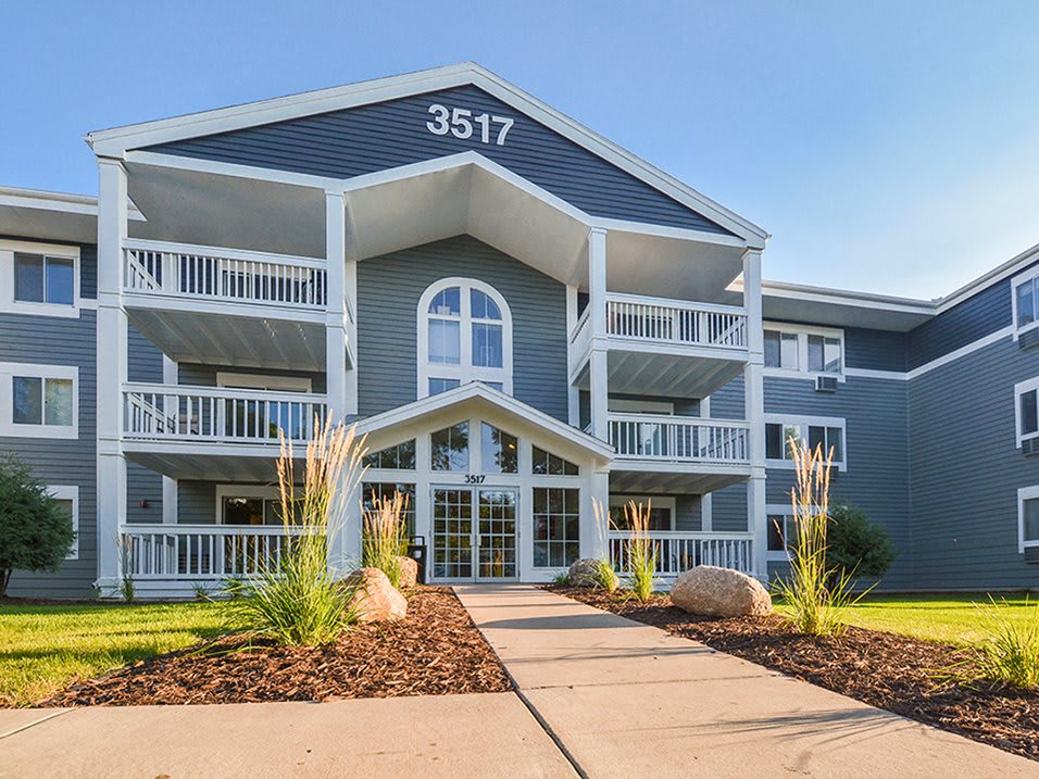 Photos and Video of Royal Oaks Apartments in Eagan, MN