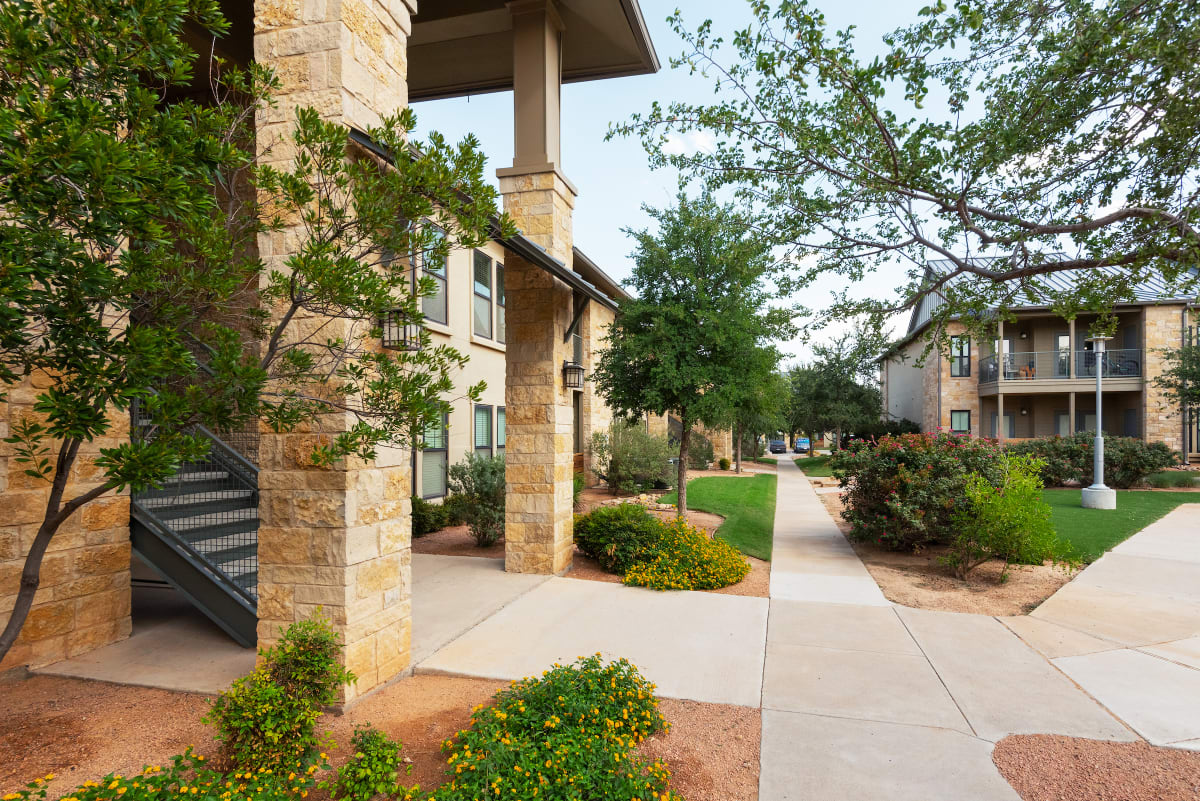 Luxury Apartments and Townhomes Midland | Sandstone Ridge