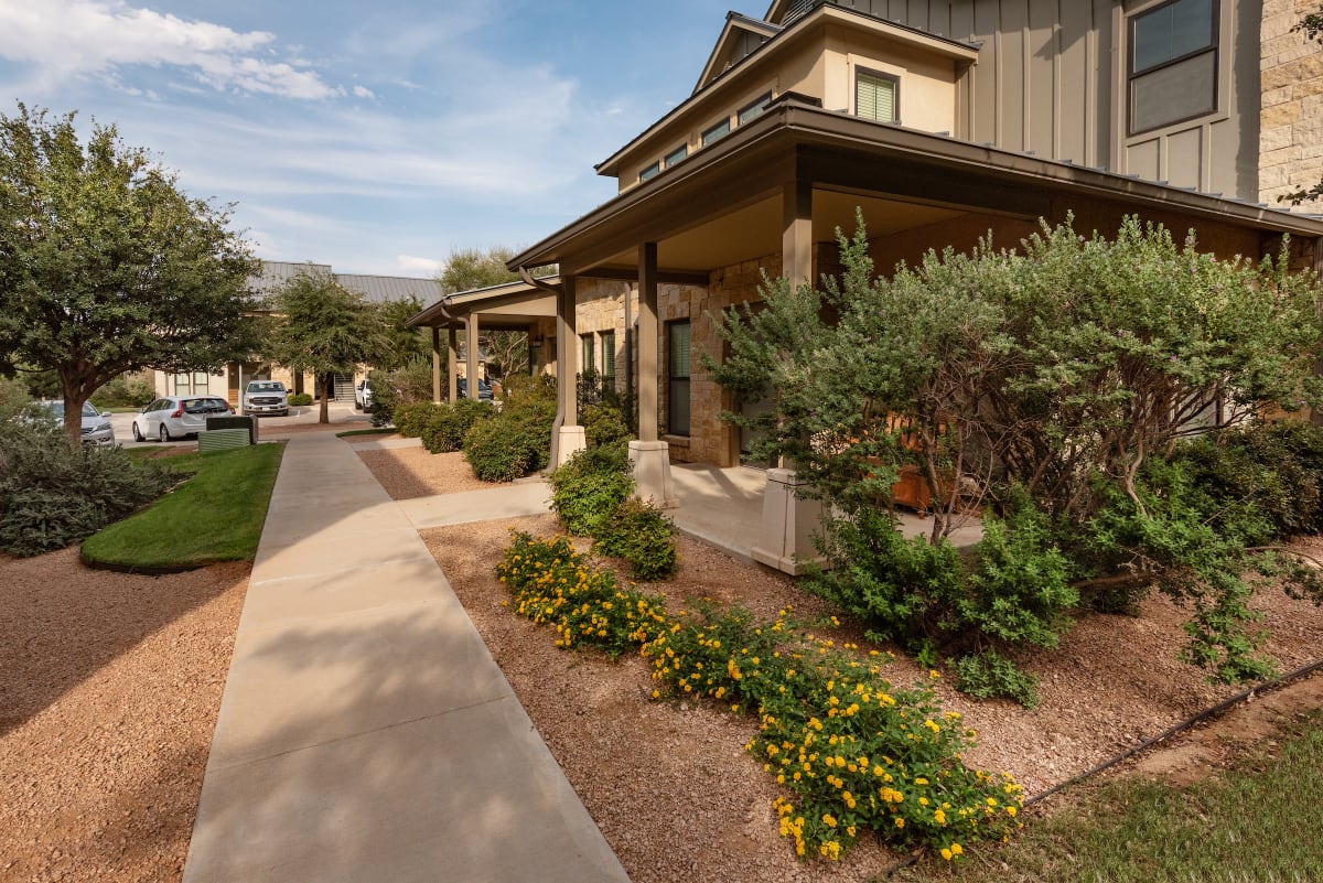 Luxury Apartments and Townhomes Midland | Sandstone Ridge