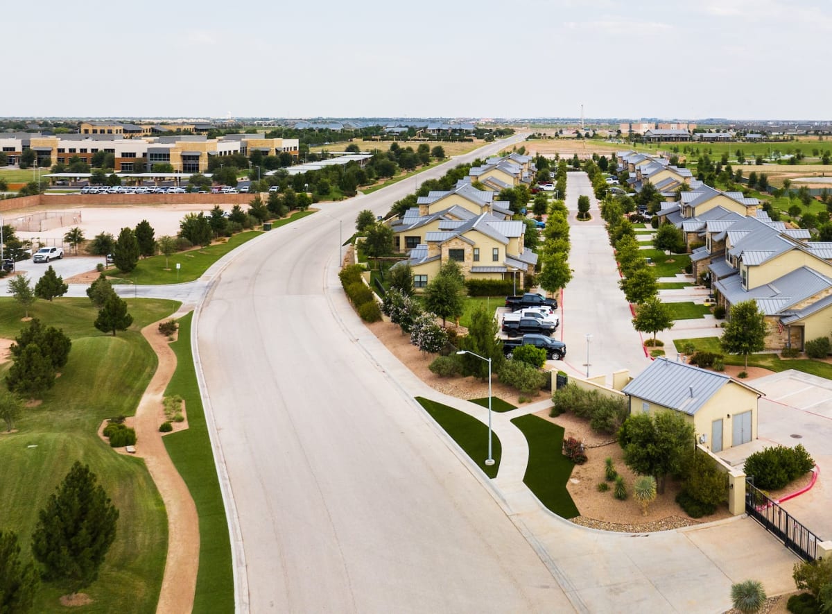 Luxury Apartments and Townhomes Midland | Sandstone Ridge