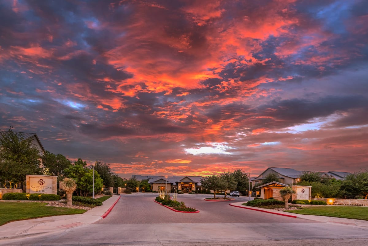 Luxury Apartments and Townhomes Midland | Sandstone Ridge