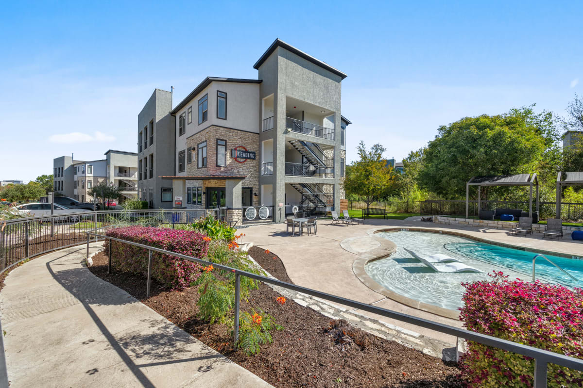 East Riverside-Oltorf Apartments | Radius on Grove