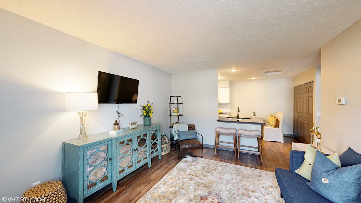 Springburne at Polaris Apartments living room seating - Columbus, OH