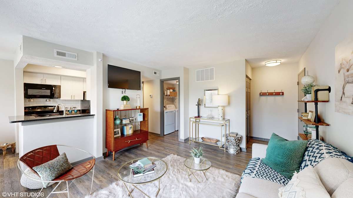 Runaway Bay Apartments open living room and kitchen area - Columbus, OH