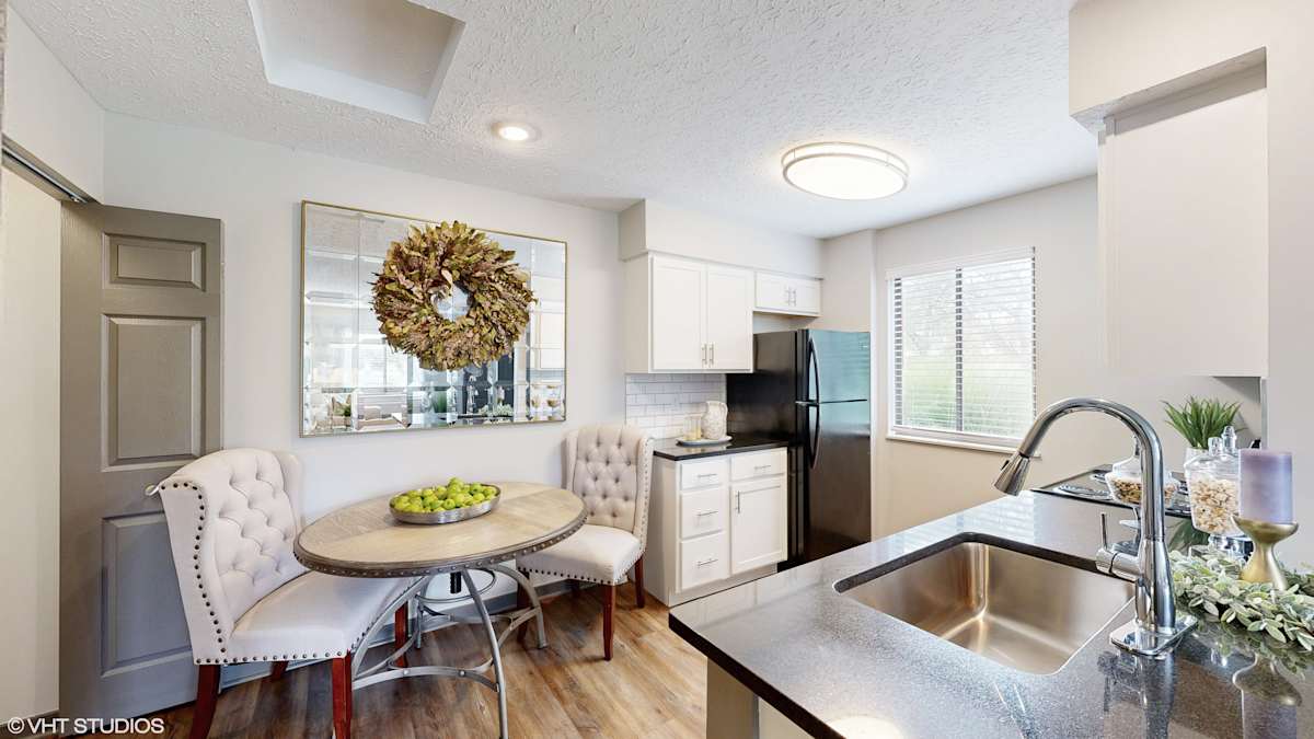 Karric Place of Dublin unit kitchen with dining area - Dublin, OH