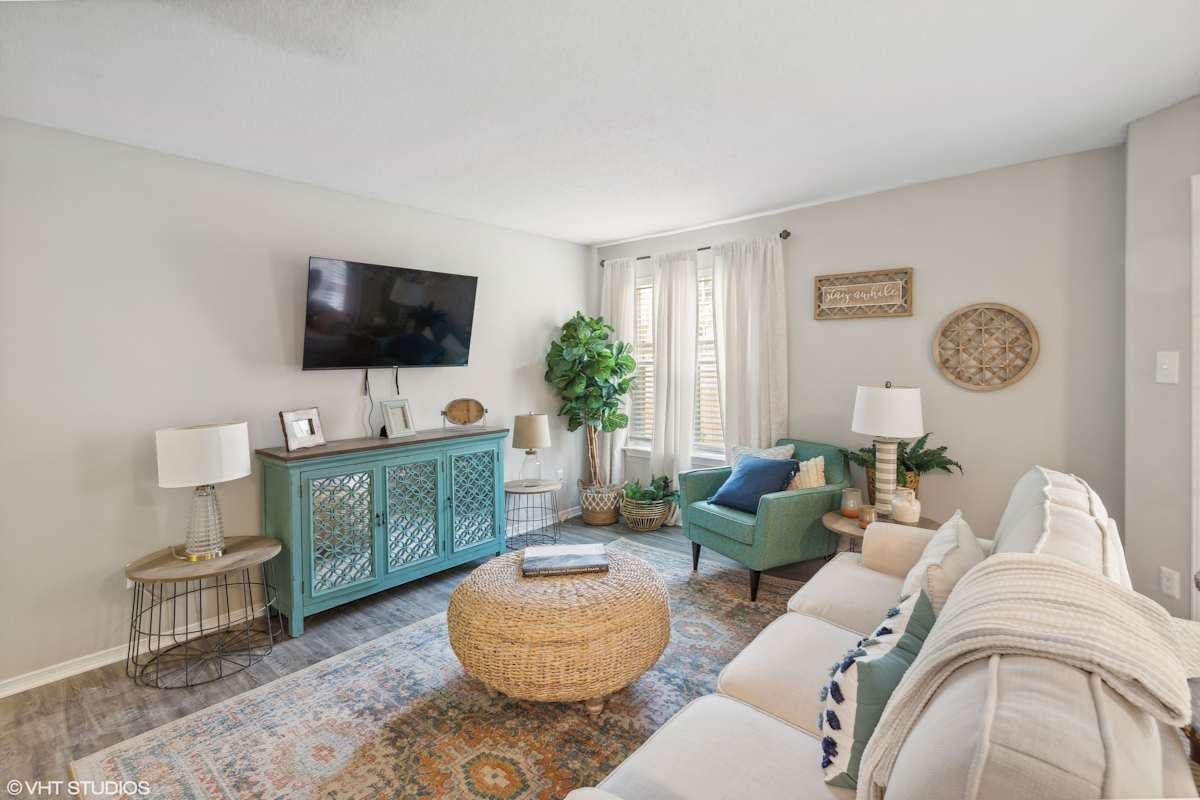 The Local Apartments cozy living room - Memphis, TN