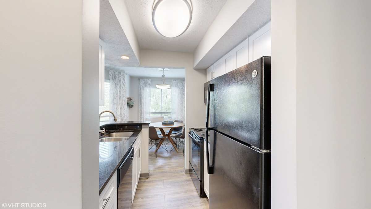 Runaway Bay Apartments kitchen and dining area - Columbus, OH