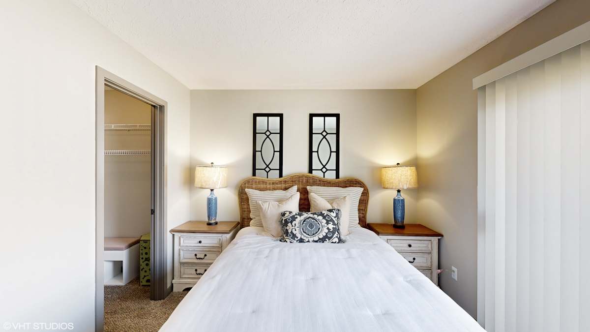 Springburne at Polaris Apartments bedroom with lamps - Columbus, OH