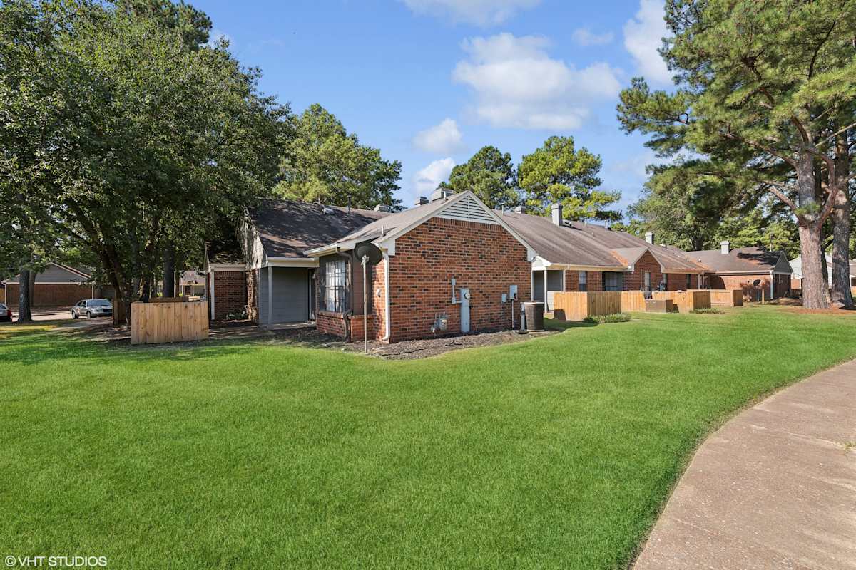 The Birches Apartment Homes exterior patio home and landscaping - Memphis, TN