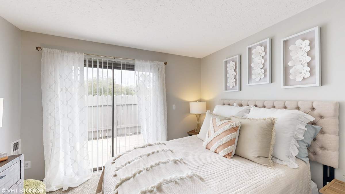 Karric Place of Dublin bedroom with natural light - Dublin, OH