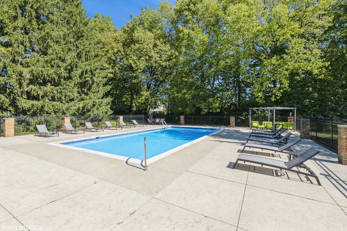 Karric Place of Dublin swimming pool with loungers - Dublin, OH