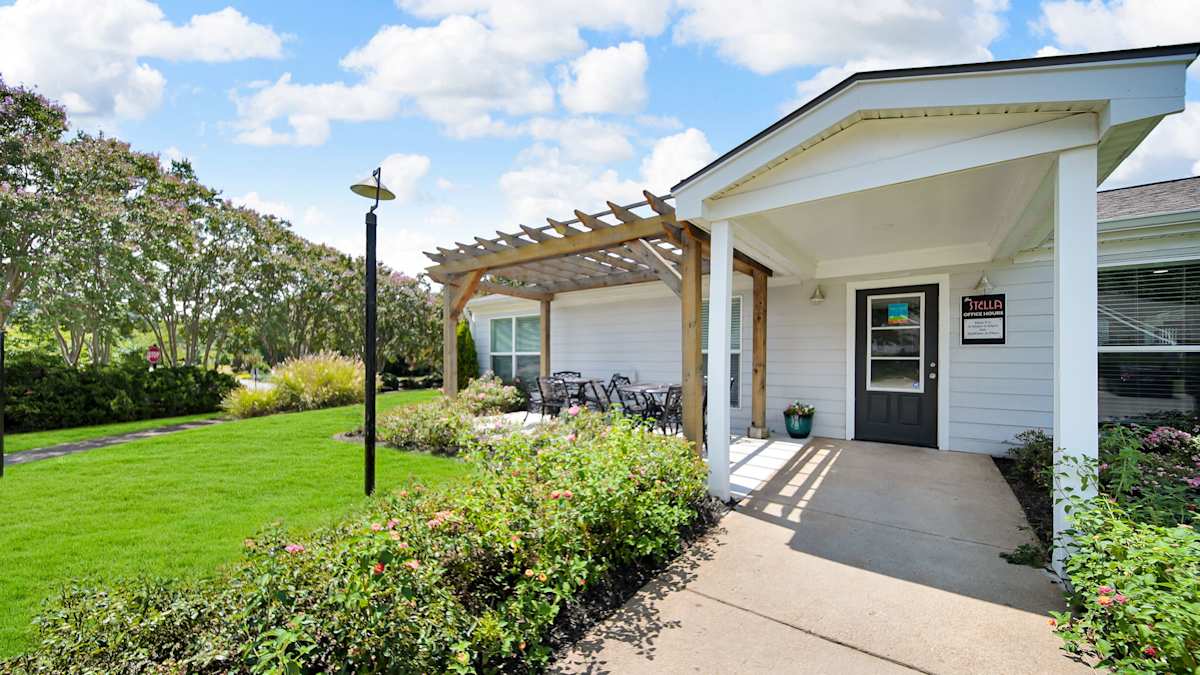 The Stella Apartments leasing office exterior - Memphis, TN