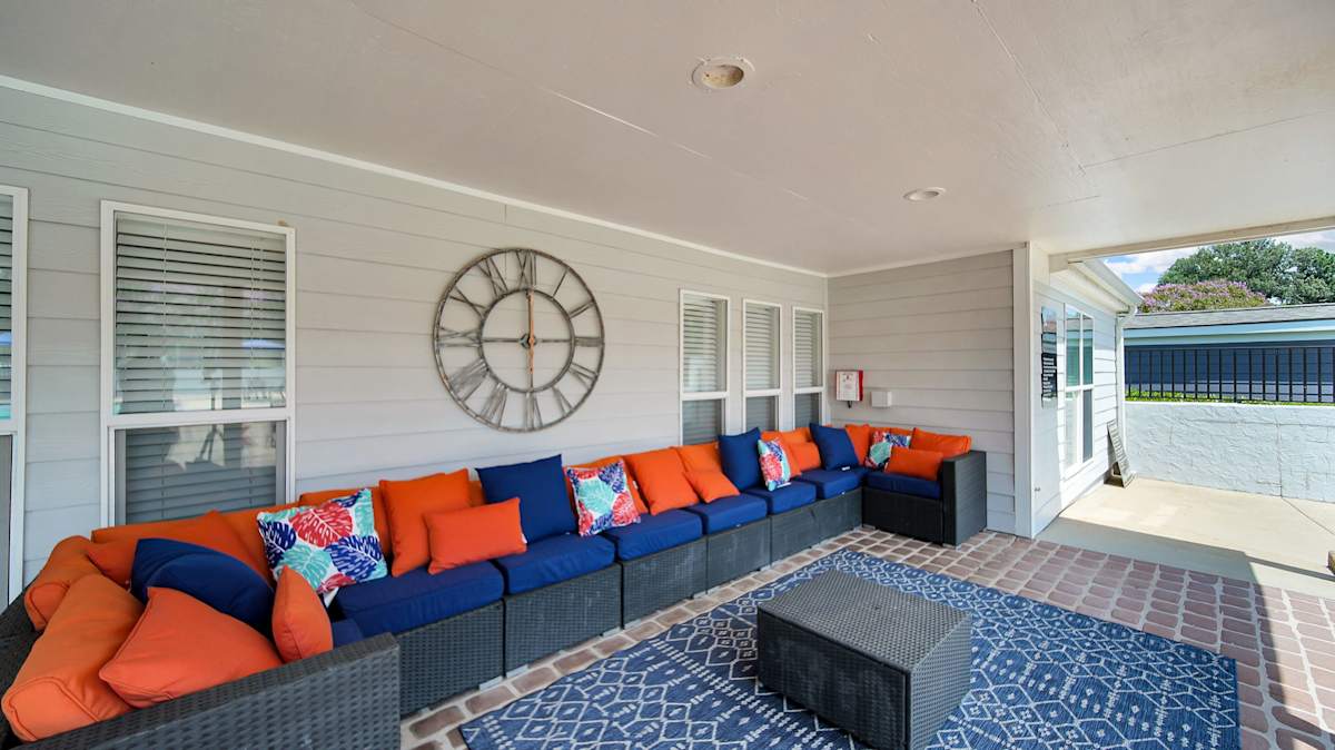The Stella Apartments patio seating area - Memphis, TN