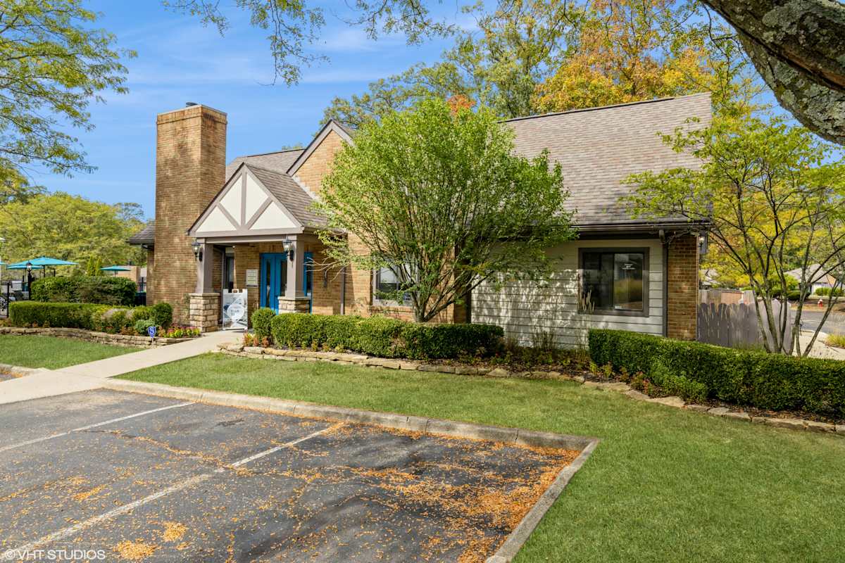 Silvertree at Little Turtle Apartments exterior building and driveway - Westerville, OH