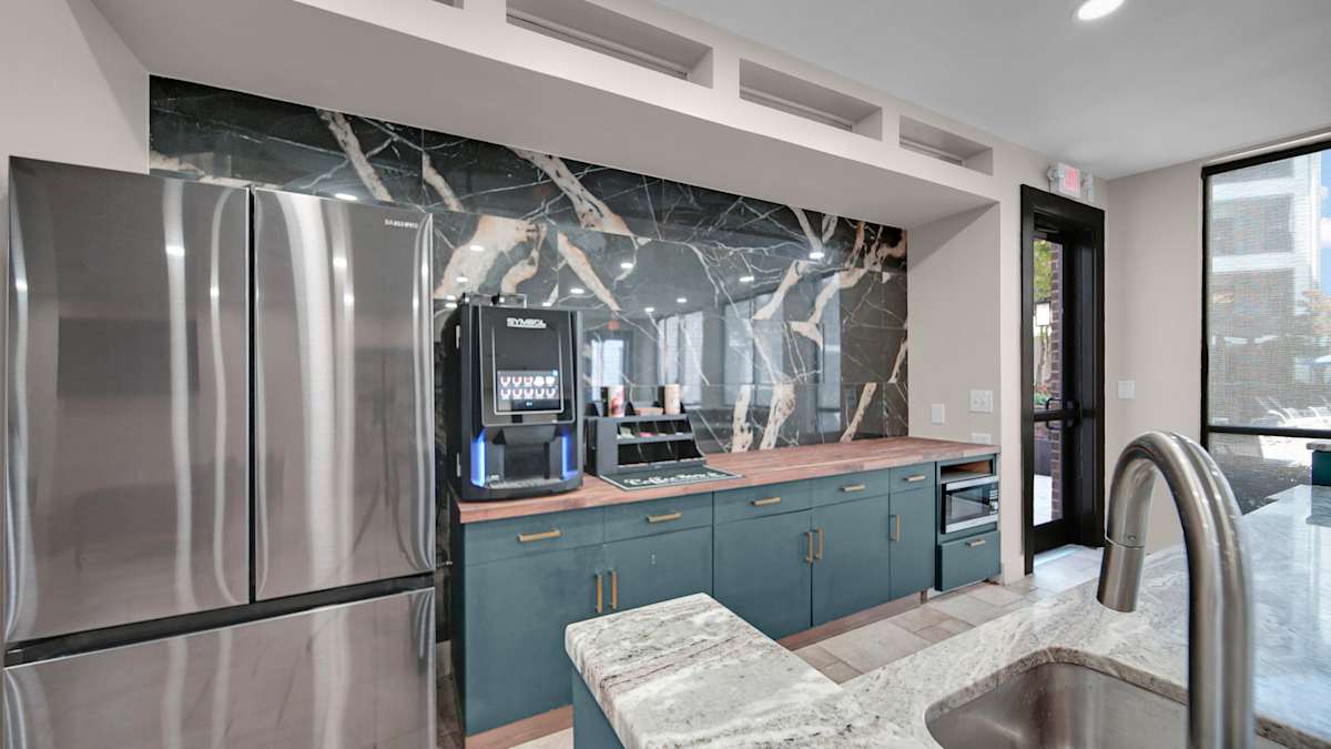 Bristol On Union Apartment Homes kitchen with refrigerator and countertop - Memphis, TN