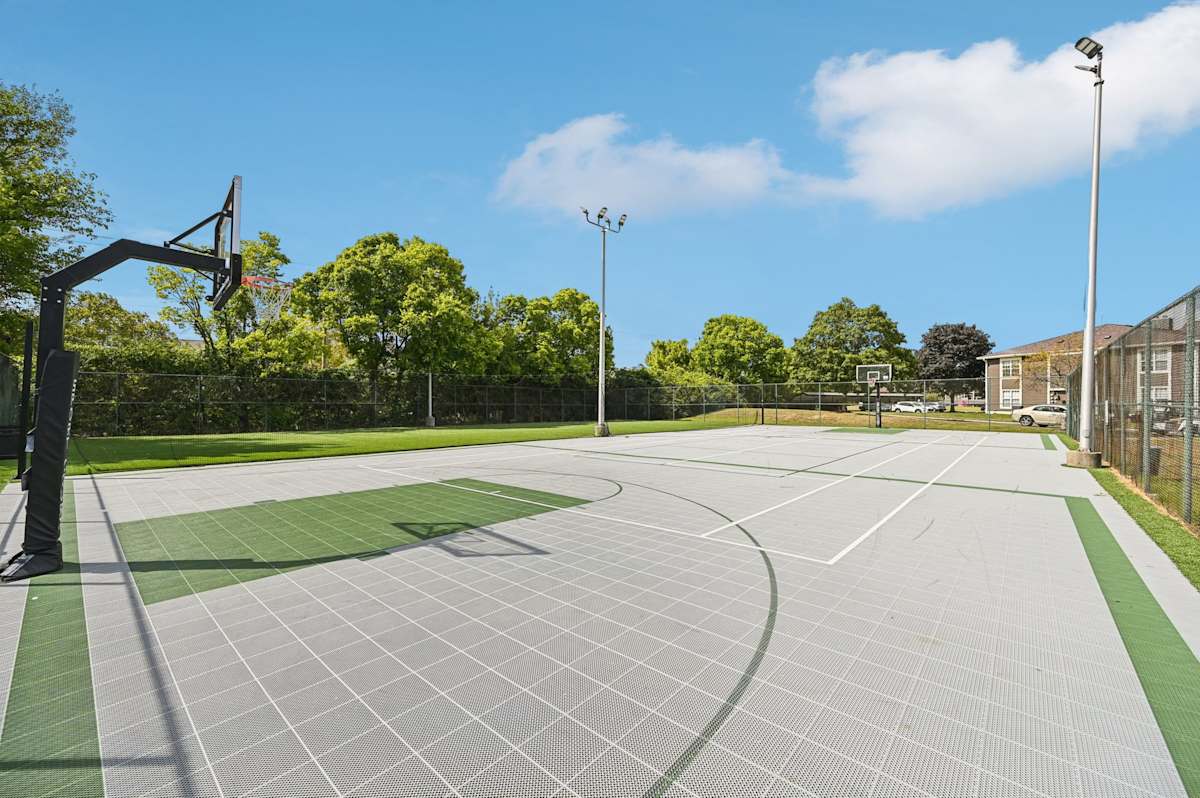 Island Club Apartments outdoor basketball court - Columbus, OH