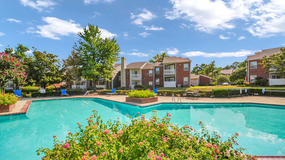 The Nova Apartments swimming pool courtyard - Memphis, TN