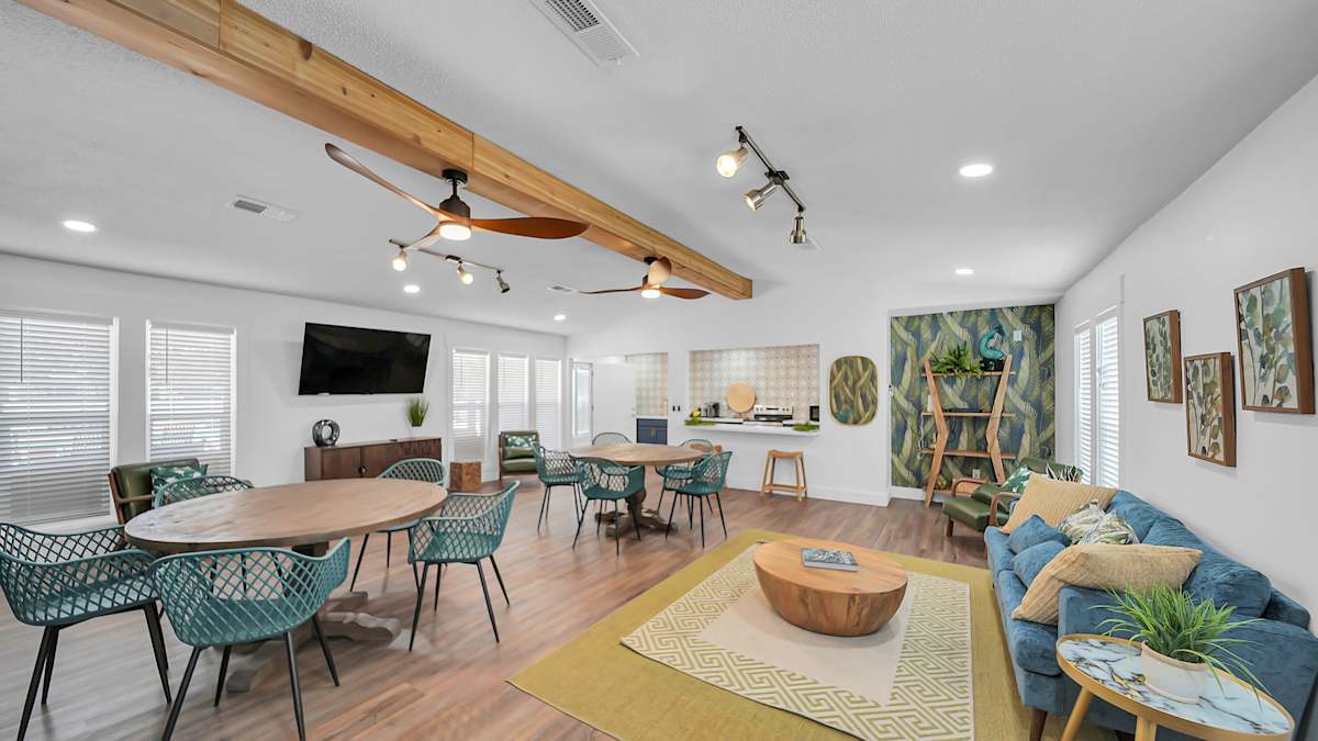 The Stella Apartments clubhouse lounge - Memphis, TN