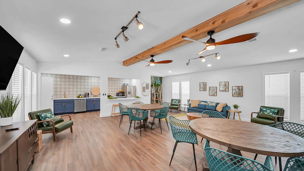 The Stella Apartments clubhouse dining space - Memphis, TN