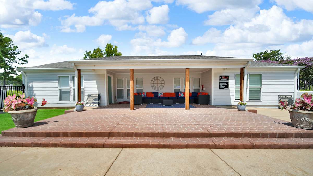 The Stella Apartments outdoor patio seating - Memphis, TN