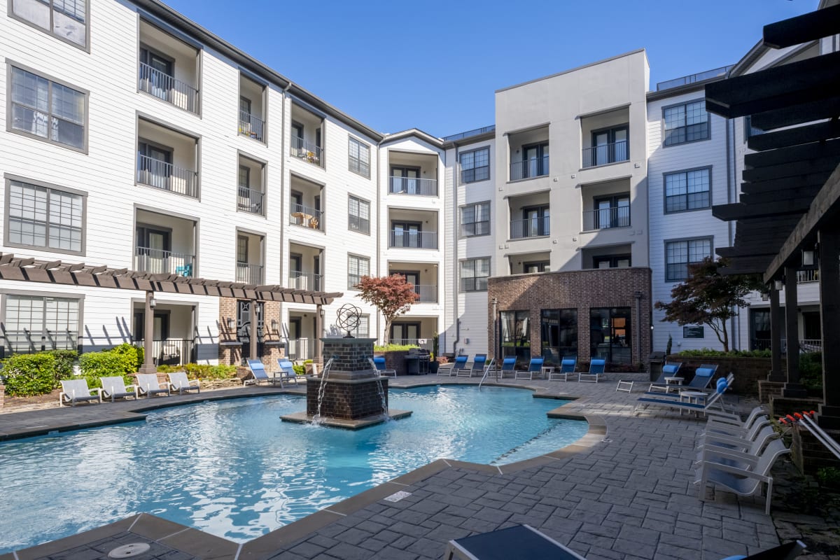 Bristol On Union Apartment Homes pool with fountain - Memphis, TN