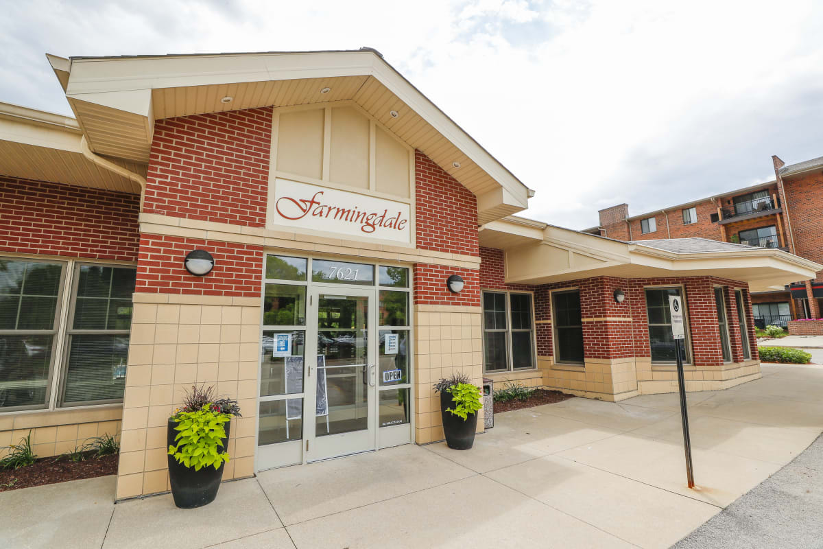 Photos and Video of Farmingdale Apartments in Darien, IL