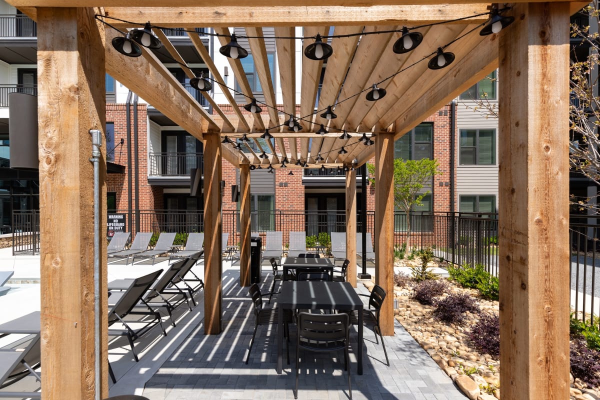 915 Glenwood Apartments exterior façade along Glenwood Ave - Atlanta, GA