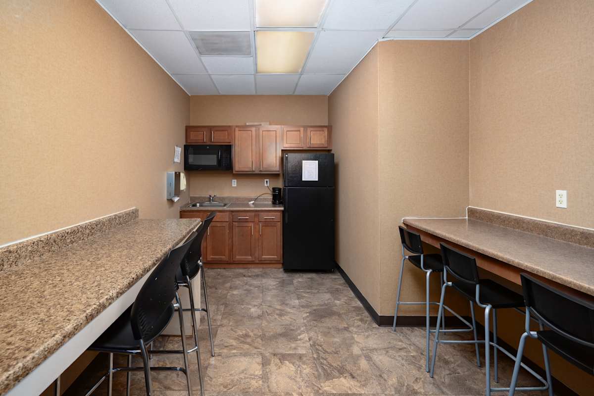 Glenridge 400 breakroom kitchen - Atlanta, GA
