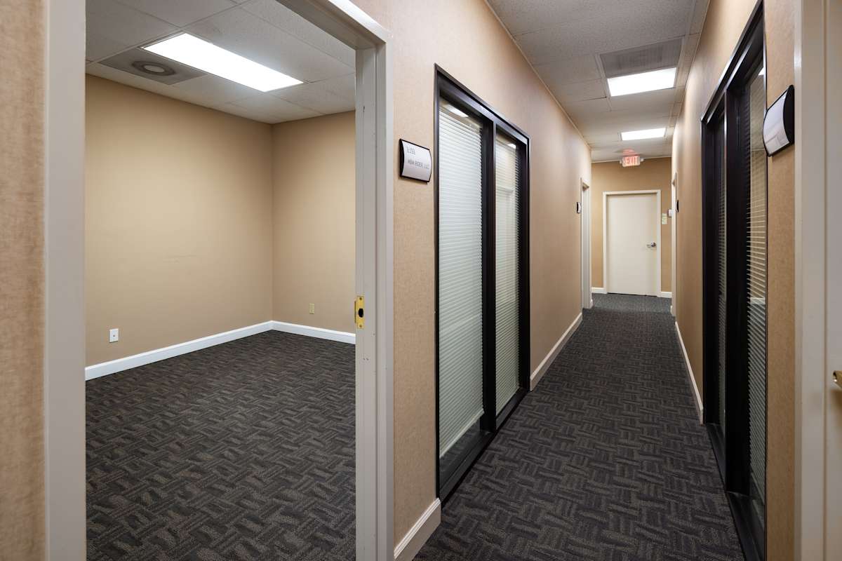 Glenridge 400 interior hallway - Atlanta, GA